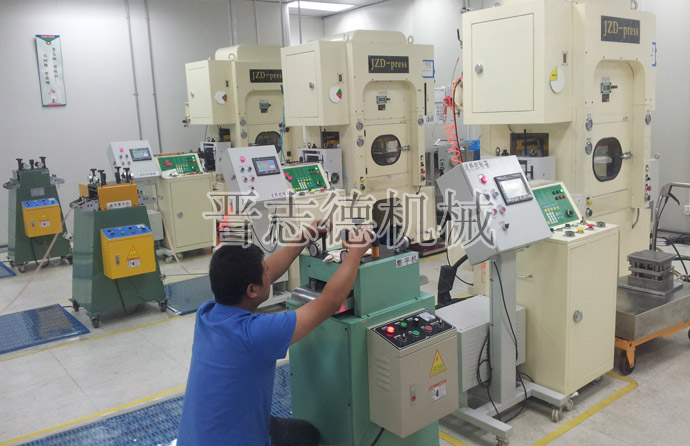 整平機、送料機檢修中